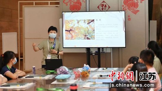 南京各大文博场馆围绕“博物知旅”“文博之夏”等主题活动，共推出青少年喜爱的专题展览、体验项目和夏令营近300场。 仲毅 摄