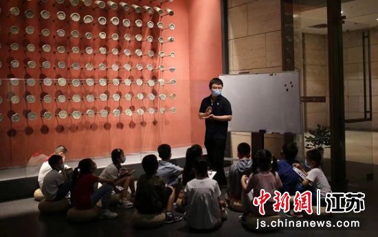 南京各大文博场馆围绕“博物知旅”“文博之夏”等主题活动，共推出青少年喜爱的专题展览、体验项目和夏令营近300场。 仲毅