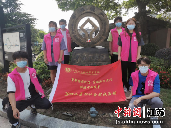 在运河地标处合影。无锡商业职业技术学院供图