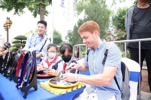 黄河文化辉映齐鲁 2022&ldquo;打卡中国最美地标&mdash;&mdash;你好，山东！&rdquo; 网络国际传播活动走进济南_fororder_视频博主杰森体验制作非遗产品鲍山刻瓷 摄影 李开龙.JPG