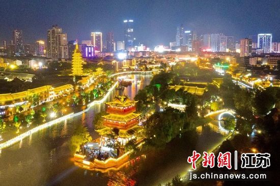 航拍淮安里运河文化长廊迷人夜景。泱波 摄