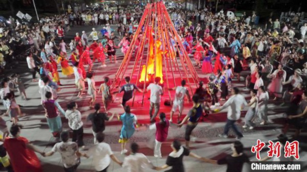 火把节上载歌载舞 谢尚国 摄