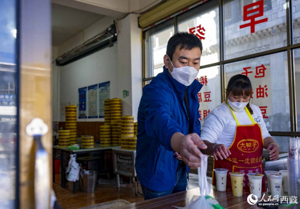 市民购买早餐。人民网 次仁罗布摄