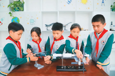 江苏省苏州市高新区西渚实验小学的科技教室里，学生们在观察航天模型构造。　　海外网 李帛尧摄