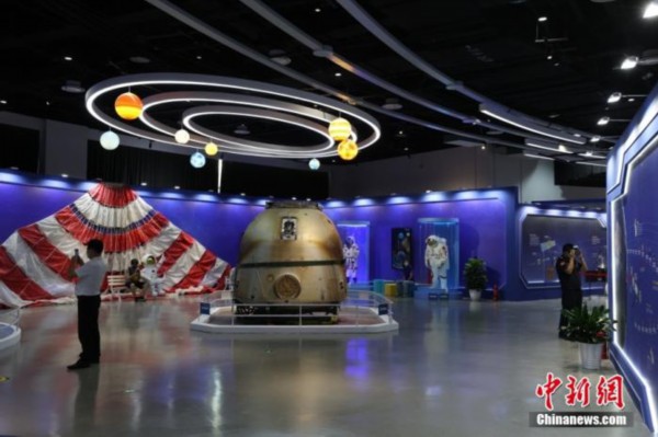 资料图：9月15日，在北京科学中心&ldquo;光年深处&rdquo;展厅，神舟十三号载人飞船返回舱首次面向公众展出，返回舱降落伞、长征三号甲运载火箭残骸等一批珍贵的航天器实物也同时亮相。 吴凡 摄 图片来源：视觉中国