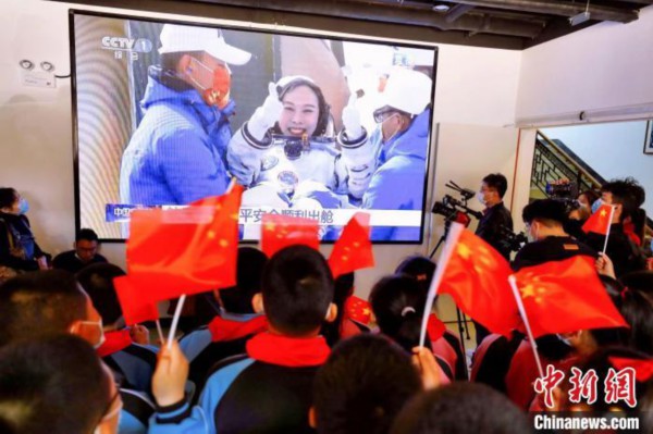 资料图：航天员王亚平的家乡山东省烟台市福山区张格庄镇，民众通过电视直播收看航天员返航。　隋浩 摄