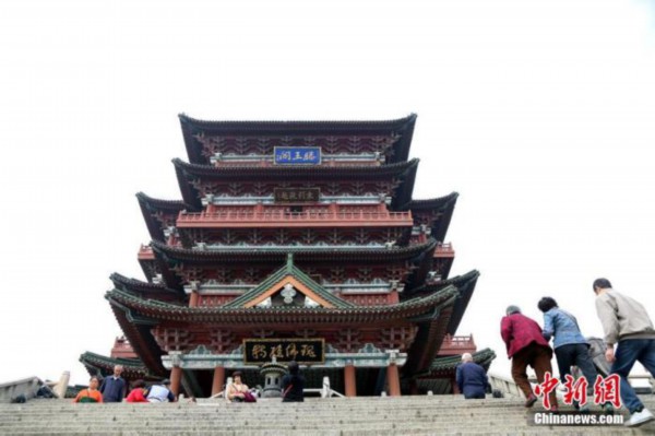 资料图：重阳佳节。民众来到位于江西南昌的滕王阁旅游区，登高祈福。<a target='_blank' href='/' _fcksavedurl='/'><p  align=