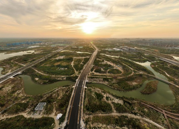 &uarr;2022年9月8日拍摄的位于雄安新区启动区的中央绿谷(无人机照片)。