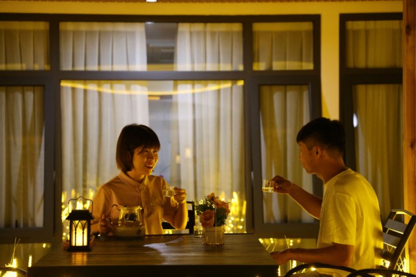 &uarr;2022年9月6日，在雄安新区经营民宿的雄安人韩星(左)在和客人交流。