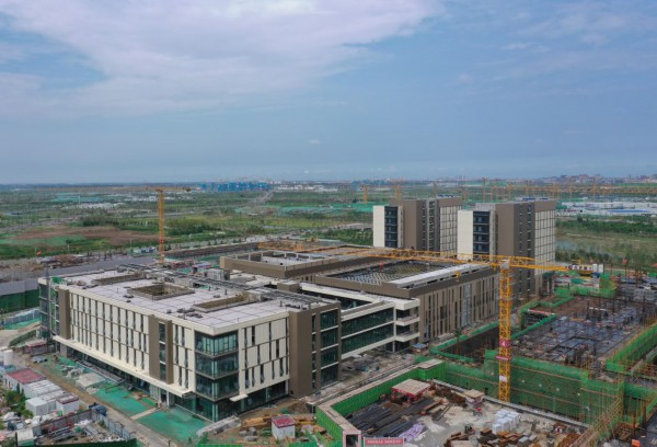 &uarr;2022年7月29日拍摄的位于雄安新区启动区的雄安新区宣武医院项目建设现场(无人机照片)。