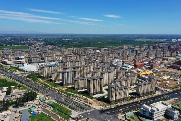 　&uarr;2022年8月25日拍摄的雄安新区容西片区安置房(无人机照片)。