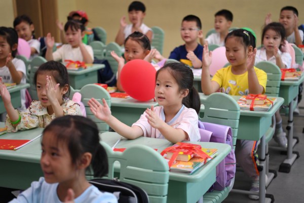 　&uarr;2022年9月1日，河北雄安新区容东片区容和悦容小学一年级新生在上开学第一课。