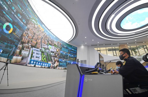 　&uarr;2022年3月29日，工作人员在雄安新区容东城市运营管理中心监管平台工作。