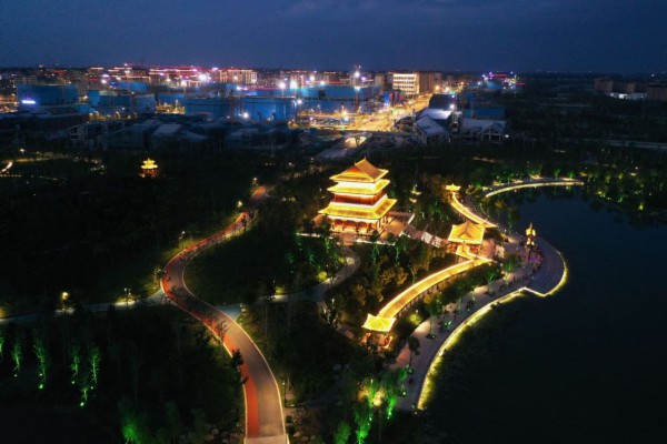 &uarr;2022年7月28日拍摄的雄安新区容东片区金湖公园夜景(无人机照片)。