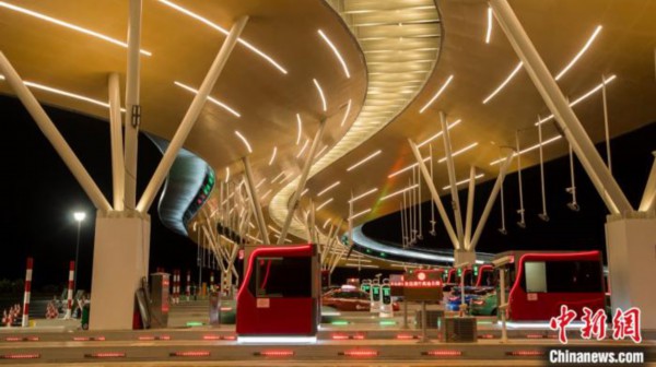 广州机场高速,汽车以80公里时速,无感通过收费站。 中国电信供图