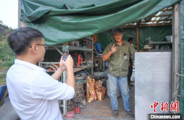 二叔(右)在一亩耘心自然农场进行直播。　王刚 摄