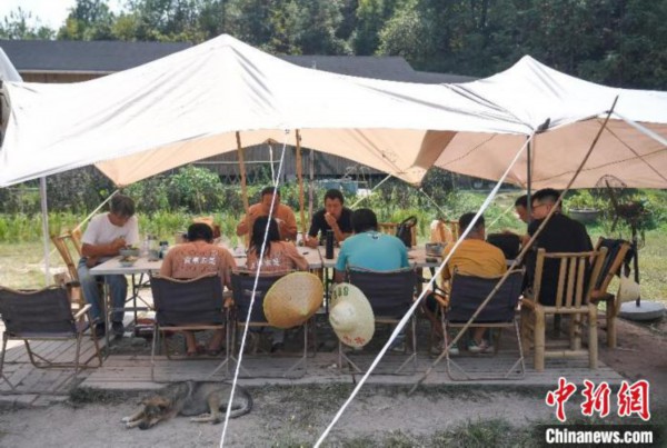 二叔(左一)在一亩耘心自然农场和学员们共用午餐。　王刚 摄