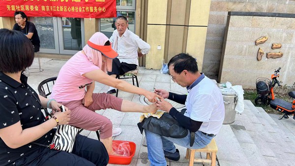 9月21日，葛塘街道芳庭社区开展便民服务进小区活动。葛塘街道供图