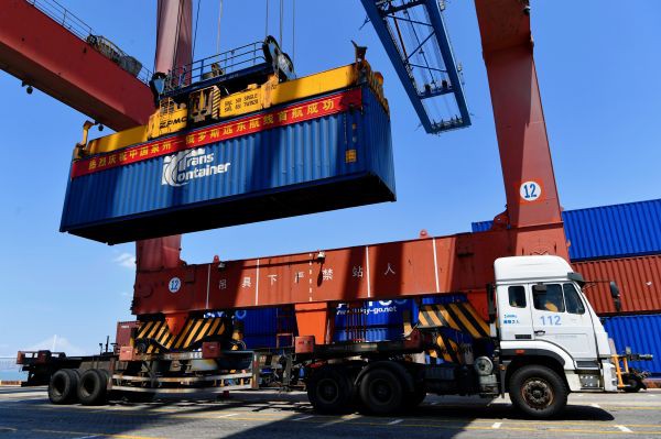 福建泉州开行首条俄罗斯远东外贸集装箱航线，9月15日，在泉州港石湖码头，集装箱被装运上&ldquo;沃德菲宁波&rdquo;号集装箱轮。（新华社）