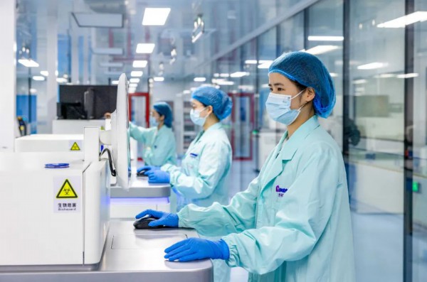 世和基因科研人员在实验室中进行基因测序。