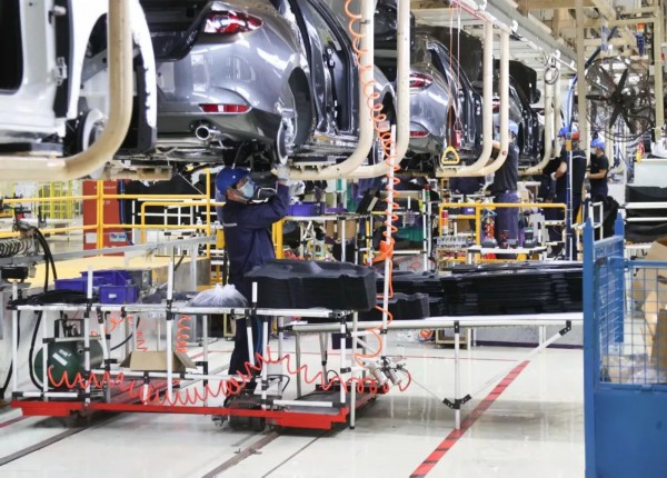 江宁开发区长安马自达总装车间。