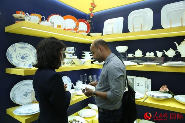 展商在了解中企瓷器产品信息。人民网记者任皓宇摄