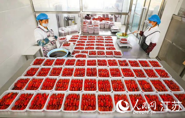 加工中的十三香龙虾预制菜。盱眙县委宣传部供图