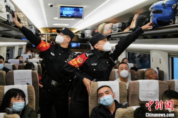 图为师徒二人在车厢巡查。　陈文 摄