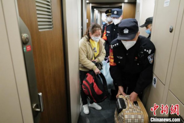 图为乘警长王聪帮助旅客乘车。　陈文 摄