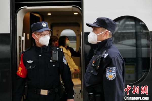 图为乘警长王聪带徒弟王科扬出乘。　陈文 摄