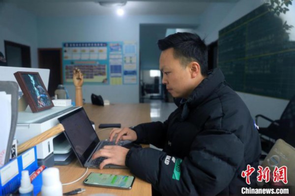 王世国正在整理春节寄养预订情况。　王磊 摄