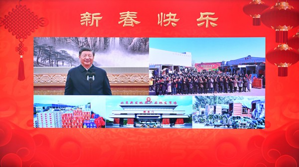 2023年1月18日，习近平总书记通过视频连线，同北京新发地农产品批发市场的商户和采购年货的群众亲切交流。