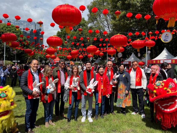 参加兔年春节庙会的中国哥伦比亚嘉宾。中国驻哥伦比亚使馆供图