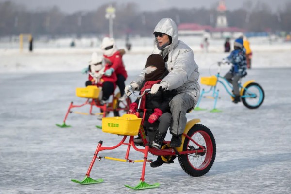 1月22日，游客在黑龙江省哈尔滨松花江冰雪嘉年华园区游玩。新华社记者 张涛 摄