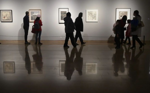 1月22日，观众在中国美术馆参观“美在致广——全国小幅美术精品展”。新华社记者 鲁鹏 摄