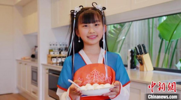 华裔少年果果手捧一碗元宵庆佳节。 节目截图