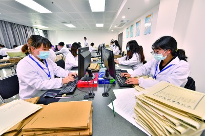 在湖北省襄阳市保康县档案馆,工作人员在进行馆藏档案数字化工作。杨韬摄/光明图片