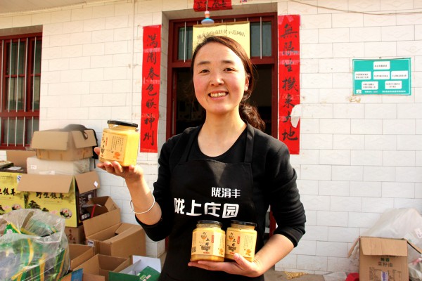 梁倩娟展示网店销售的蜂蜜