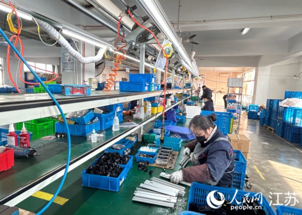 图为腾亚精工产品装配线。人民网 顾姝姝摄
