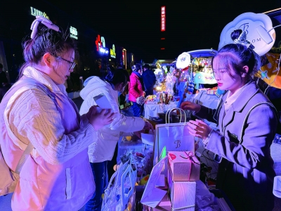 南京汽车后备箱文化市集成为年轻人创业梦想地,引来众多市民打卡。 南京日报/紫金山新闻记者 黄琳燕 摄