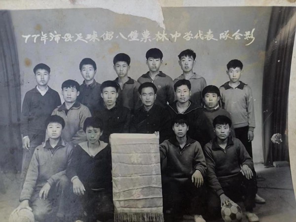 1977年，沛县八堡果林中学足球队合影。沛县七堡八堡村足球协会供图