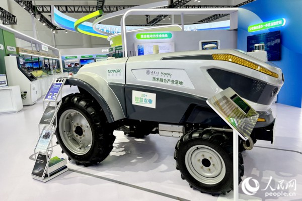 通过手机,就能指挥新能源无人驾驶拖拉机在田里作业。人民网 钱嘉禾摄