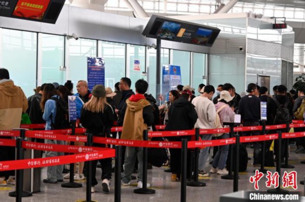 图为&ldquo;五一&rdquo;期间，拉萨贡嘎机场旅客密集出行。　扎西顿珠 摄