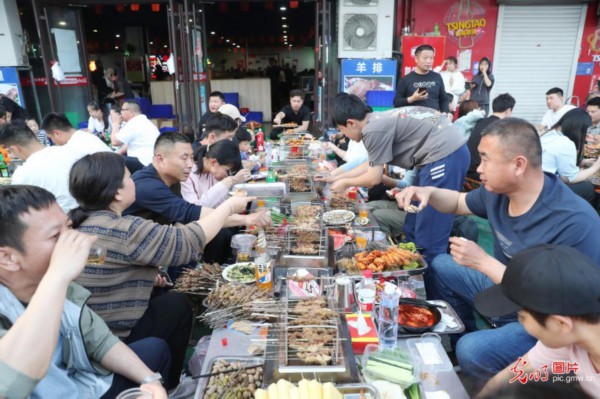 餐饮消费“再添一把火” 中国经济“再上新台阶”