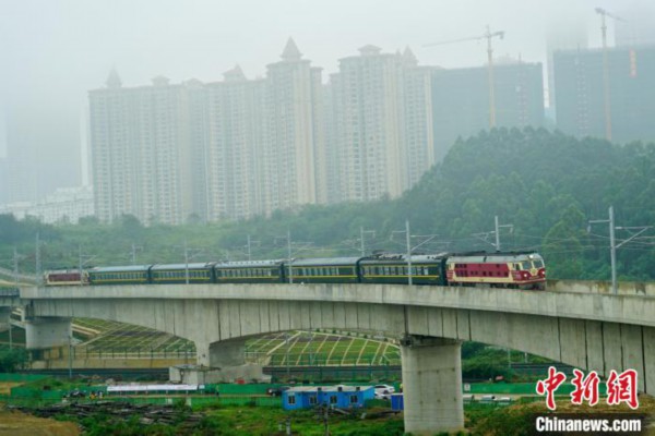 图为55502次综合检测车行驶在南宁枢纽。　宋彤波 摄