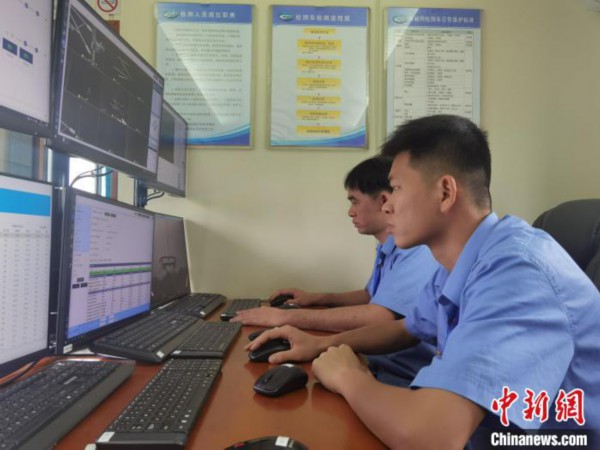 图为南宁供电段南宁检测车间工作人员正在综合检测车上对贵南高铁接触网设备运行状态进行实时监测分析。　唐敏遂 摄