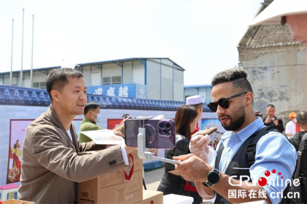 【打卡中国】外国网红博主、多语种主播打卡商丘古城 领略非遗魅力、豫东风情_fororder_图片24