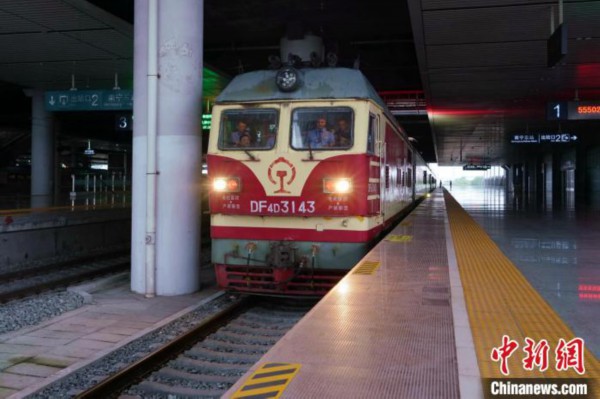 图为贵南高铁联调联试综合检测列车从南宁东站发车。　梁竞辉 摄