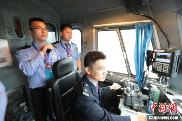 图为南宁机务段每天安排管理干部全程卡控检测列车值乘工作，全力确保贵南高铁联调联试安全有序。　林高 摄