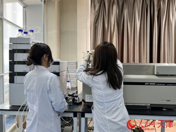 瀚盟测试科技(天津)有限公司的工作人员正在给设备做调试。人民网记者 孙翼飞摄